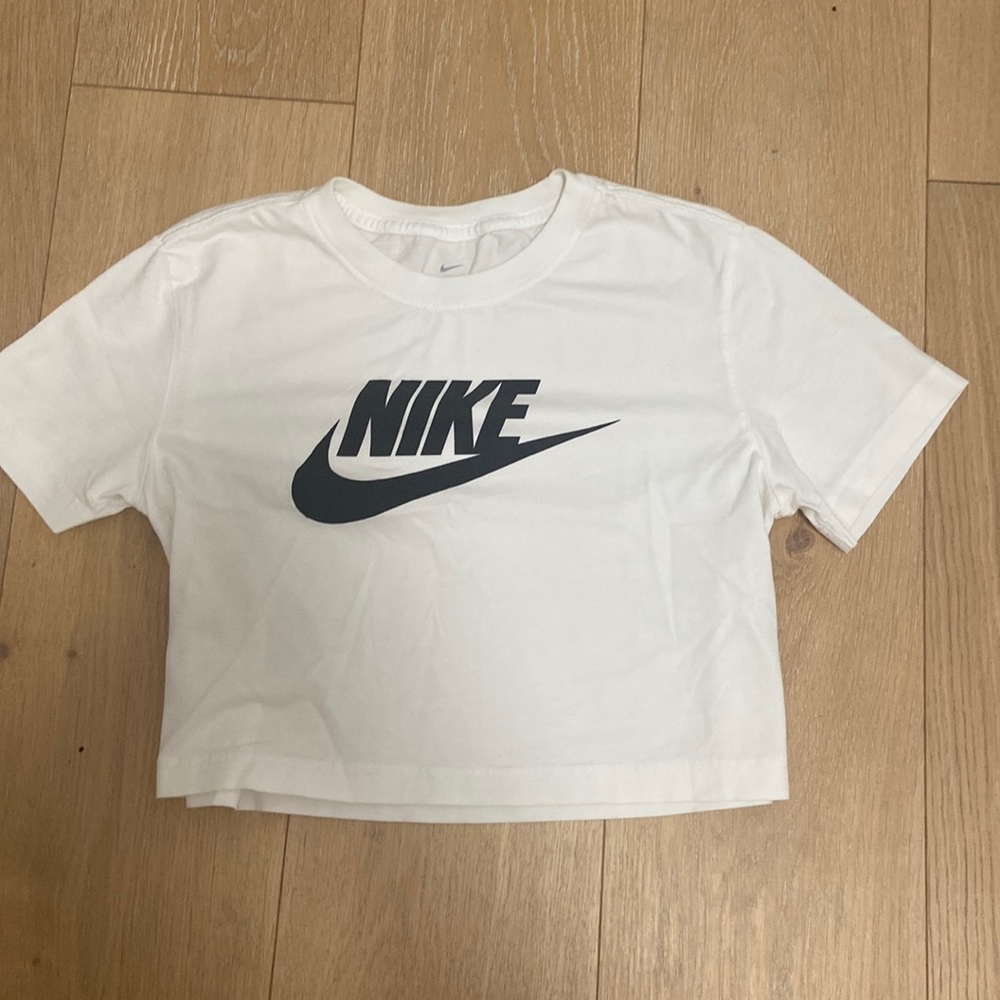 white nike cropped tee🥥